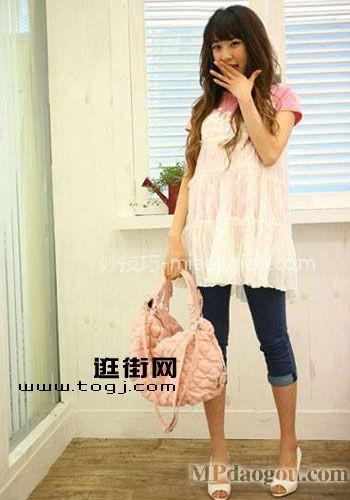 连衣裙混搭穿出时髦俏丽感 