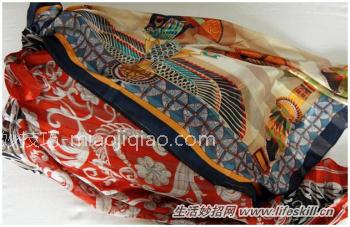 白领丽人简易丝巾搭配法 