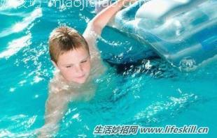 游泳时耳朵进水了，四个方法巧解决 