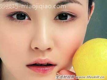 冬天嘴唇起皮是什么原因？ 