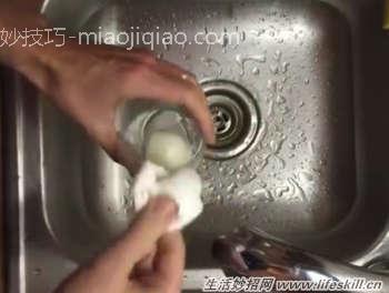 教你如何快速剥水煮蛋壳