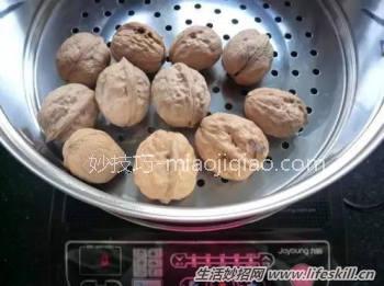 怎样又快又方便能剥出大块的核桃仁？ 