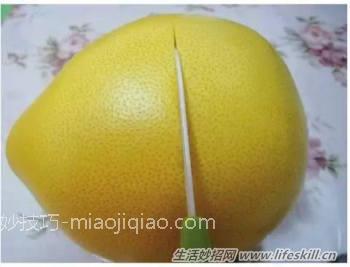 三种方法巧剥大柚子皮