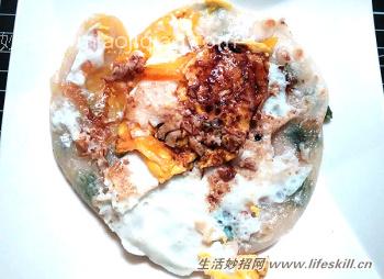 巧用水饺皮快速做出香酥可口的炸蛋葱油饼