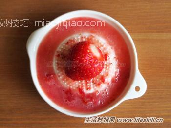 不用明胶也能做出滑嫩美味的草莓鲜奶酪