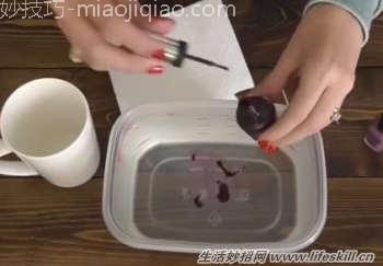 用一点指甲油，自己DIY出独特花纹的杯子 