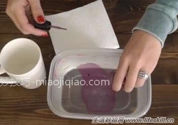 用一点指甲油，自己DIY出独特花纹的杯子