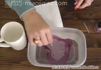 用一点指甲油，自己DIY出独特花纹的杯子