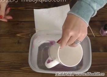 用一点指甲油，自己DIY出独特花纹的杯子