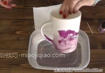 用一点指甲油，自己DIY出独特花纹的杯子