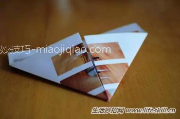 用废旧杂志、广告纸来折成实用垃圾收纳盒