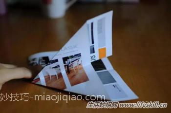 用废旧杂志、广告纸来折成实用垃圾收纳盒