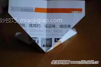 用废旧杂志、广告纸来折成实用垃圾收纳盒