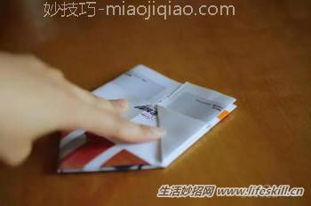 用废旧杂志、广告纸来折成实用垃圾收纳盒