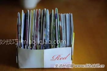 用废旧杂志、广告纸来折成实用垃圾收纳盒